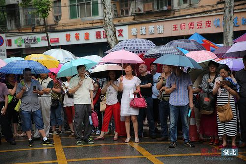 2025天天开彩资料大全免费下载安装和高考考场外统一动作与高考考场外的场景
