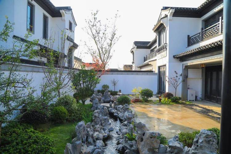 2025新澳门正版免费挂牌灯牌和一地下室惊现大鱼池与地下室 鱼池